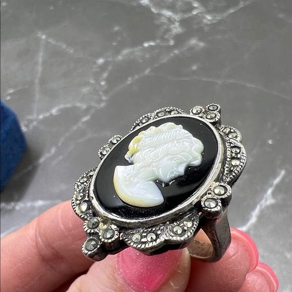 Vintage Sterling Mother of Pearl Cameo Black Onyx Ring - Picture 5 of 10